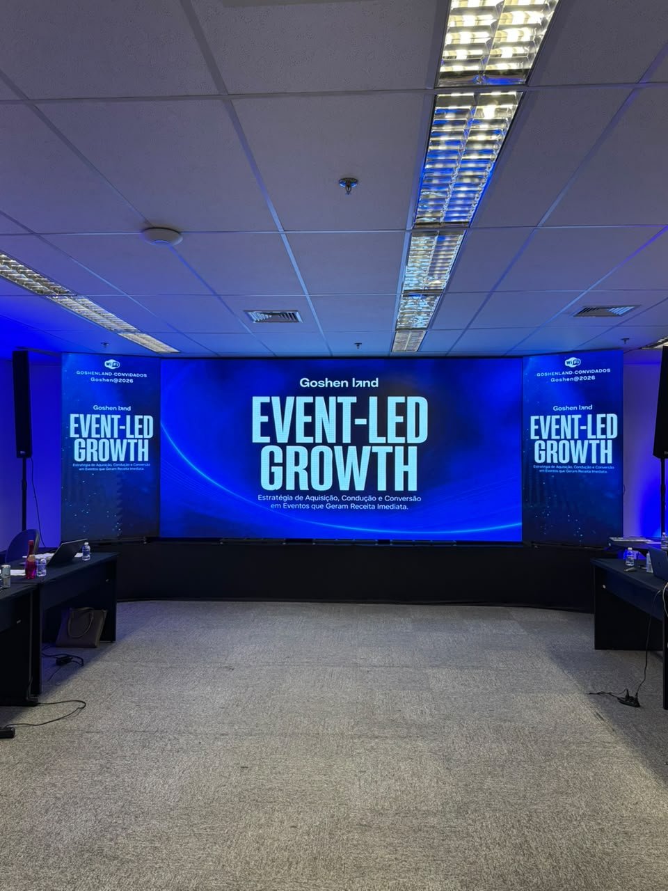 Palco do Event-Led Growth com painéis de LED no Goshen Hub