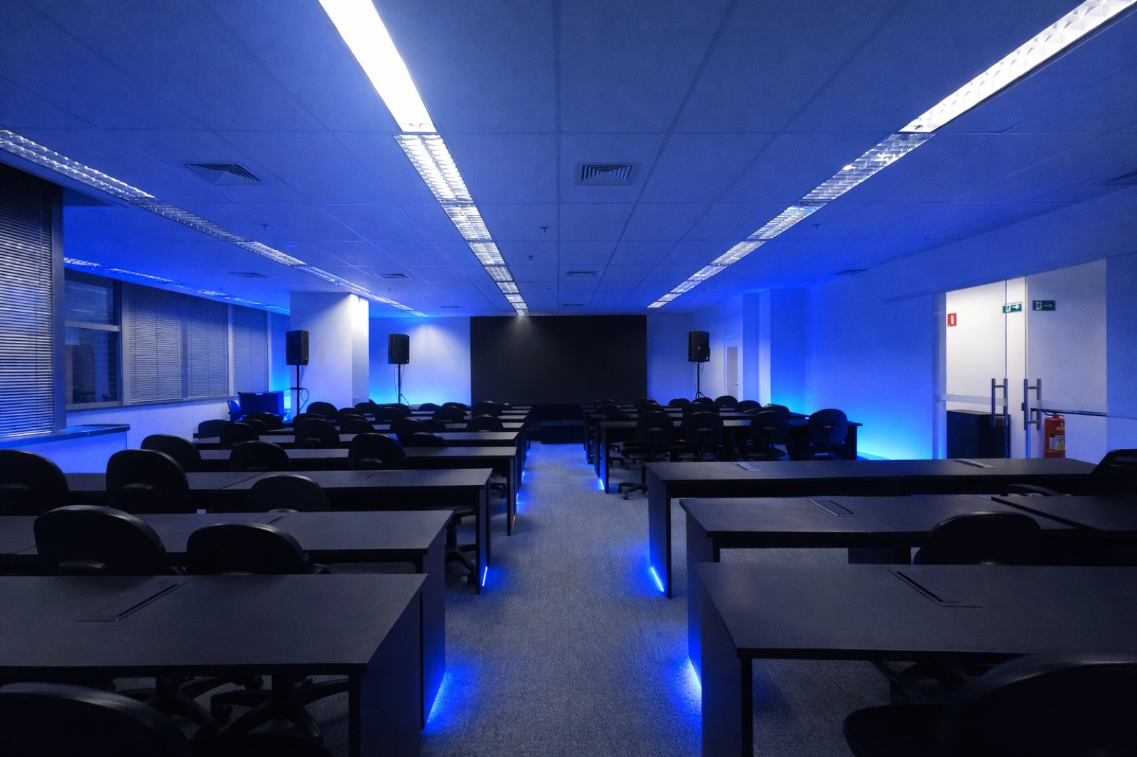 Sala de eventos do Goshen Hub vazia, pronta para receber o público